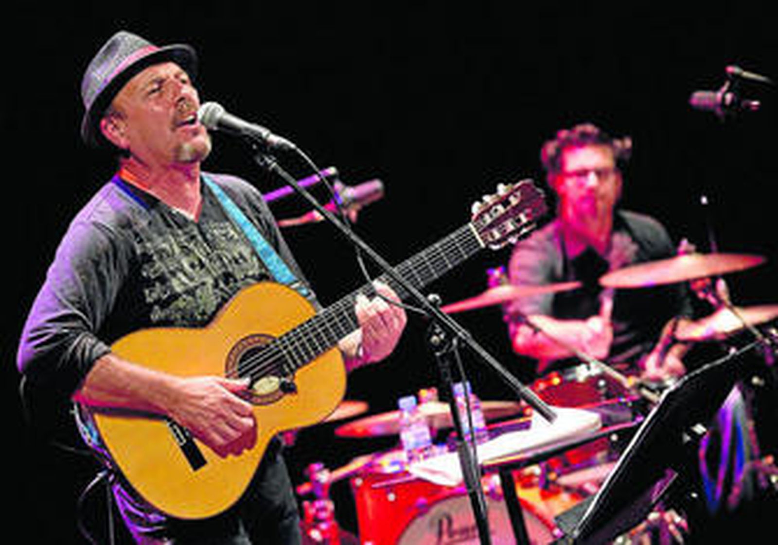 Javier Ruibal padre y Javier Ruibal hijo, en un momento del concierto ofrecido anoche en el Echegaray.