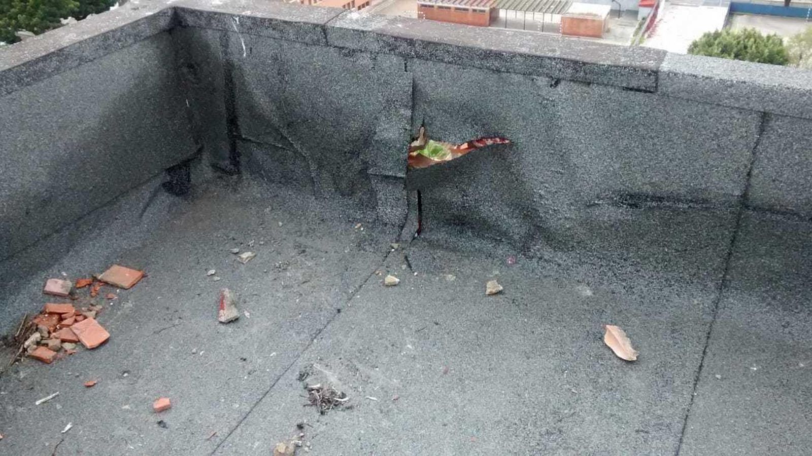 Agujero provocado por el rayo en la terraza comunitaria del bloque.