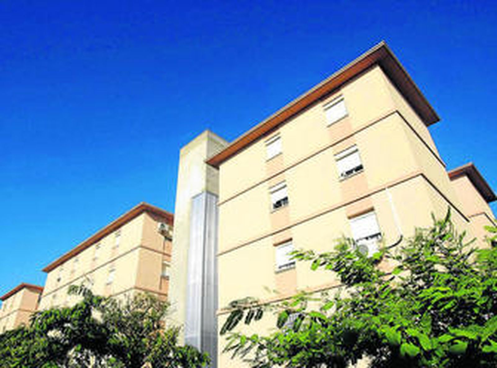 Imagen del edificio de la calle Iro en La Piñera con el ascensor incorporado en el exterior, ayer.