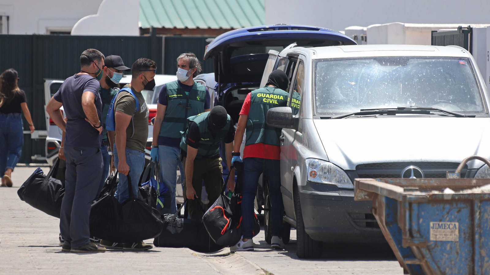 Fotos de los registros de la Guardia Civil en Algeciras Fotos de los registros de la Guardia Civil en Algeciras