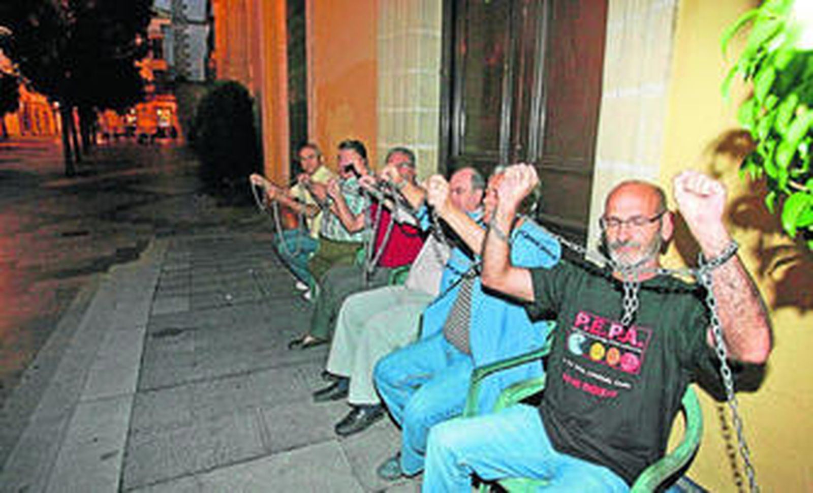 Sindicalistas del Ayuntamiento de Jerez, encadenados en señal de protesta contra el ERE municipal en una imagen de agosto de 2012.