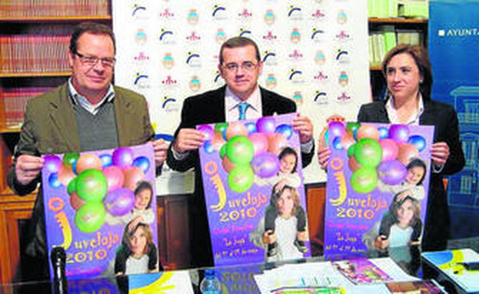 El alcalde lojeño, flanqueado por el concejal de Deportes y Sandra García.