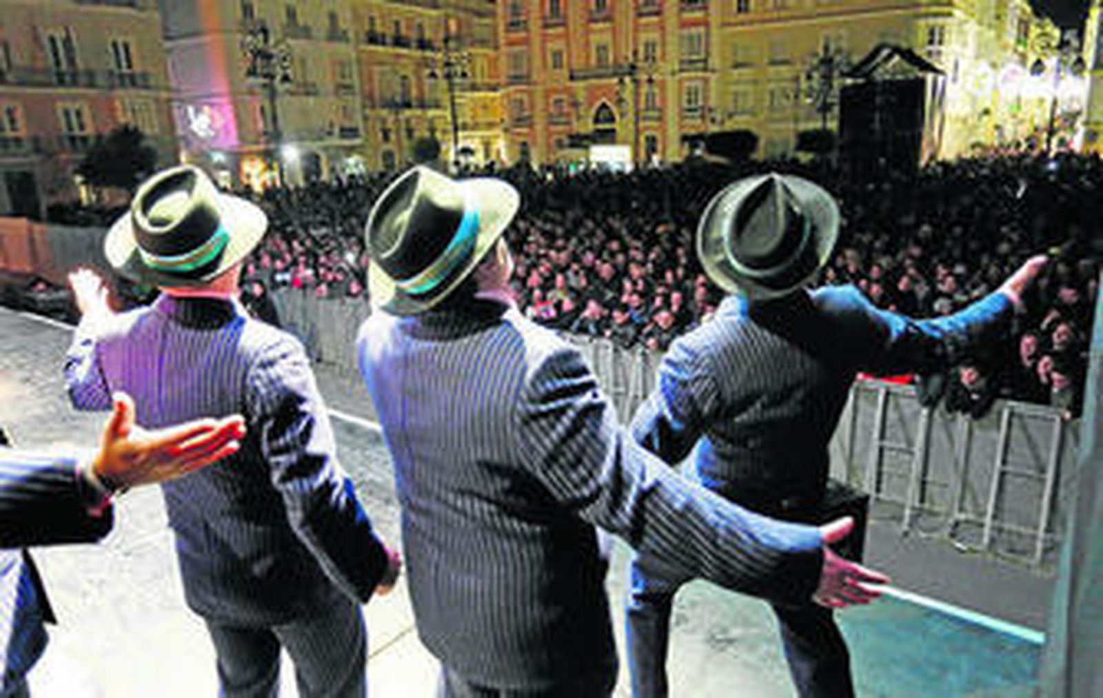 El coro 'La trattoría', cantando ante una plaza de San Antonio abarrotada.