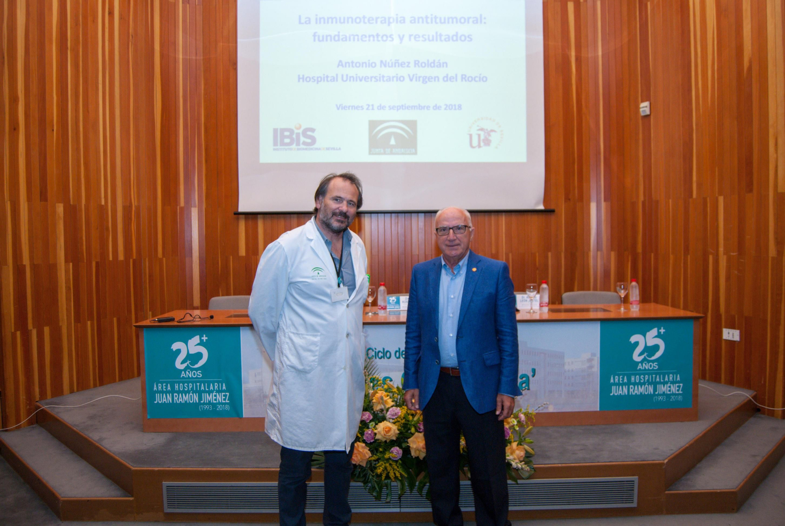 Antonio Núñez -derecha- junto al gerente del Juan Ramón Jiménez, Antonio León.