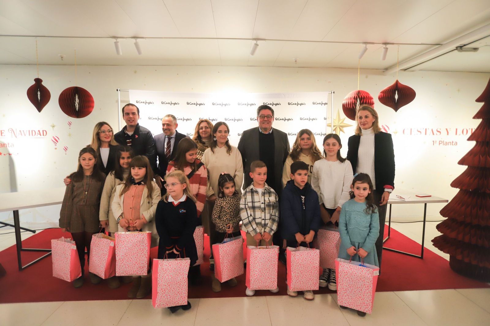 Los premiados en el Concurso Infantil de El Corte Inglés, Ayuntamiento de Jerez y Diario de Jerez, con sus regalos.