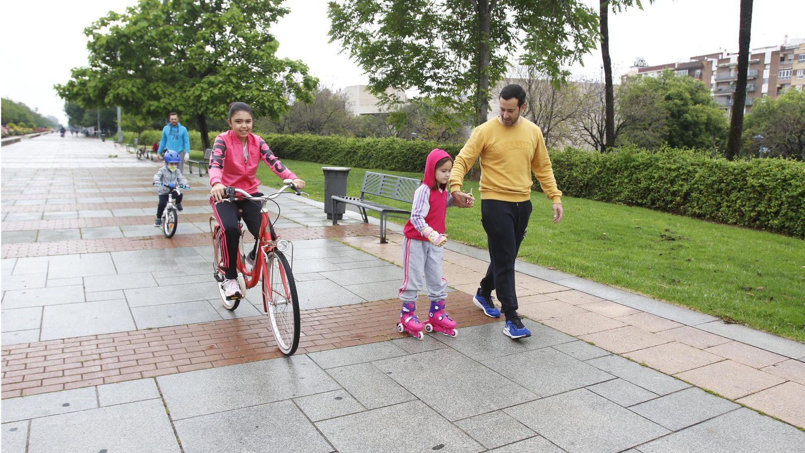 Una familia pasea tras el fin del confinamiento.