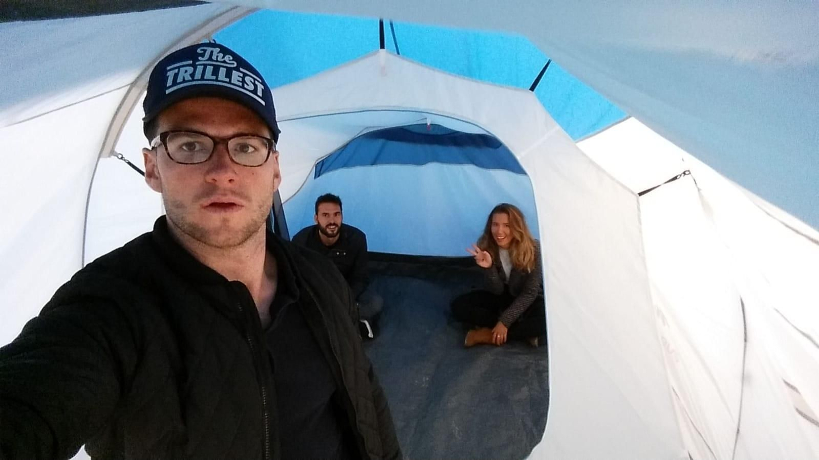 Fotografía inaugural de Kampaoh: Manuel Domínguez, en primer plano, Carlota Hernández y Salvador Lora, el único que sigue a día de hoy en la empresa, prueban la fiabilidad del que iba a ser su primer producto Fotografía inaugural de Kampaoh: Manuel Domínguez, en primer plano, Carlota Hernández y Salvador Lora, el único que sigue a día de hoy en la empresa, prueban la fiabilidad del que iba a ser su primer producto