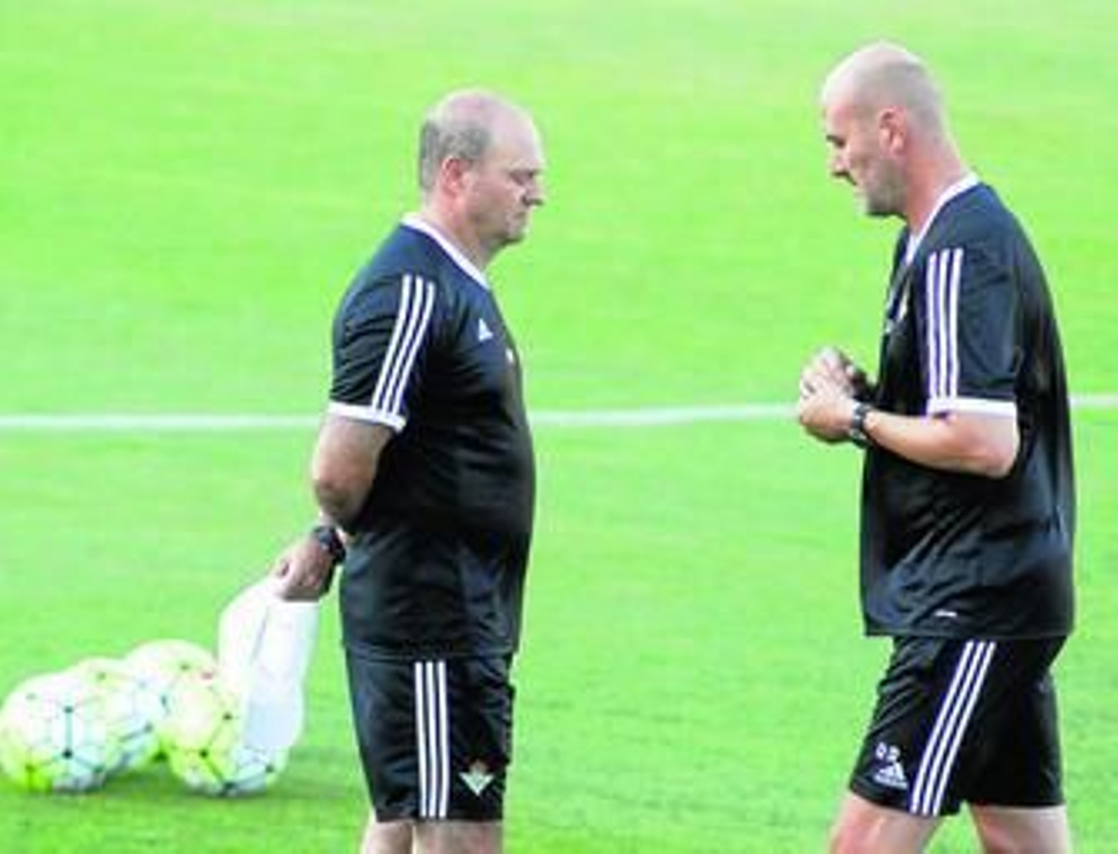 Pepe Mel y Roberto Ríos dialogan en un entrenamiento.