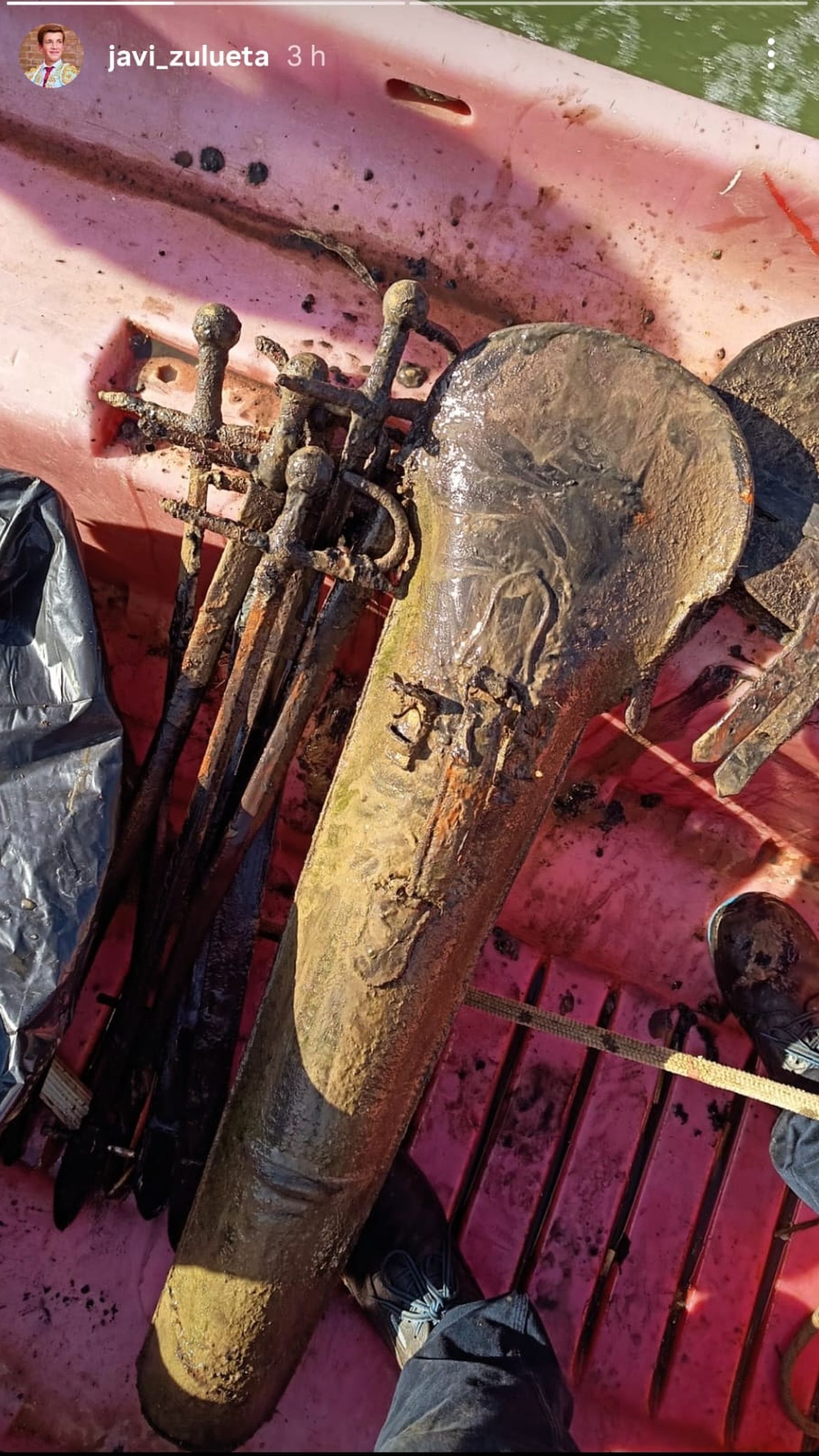 Las espadas y el fundón se encuentran muy deteriorados pero son recuperables.