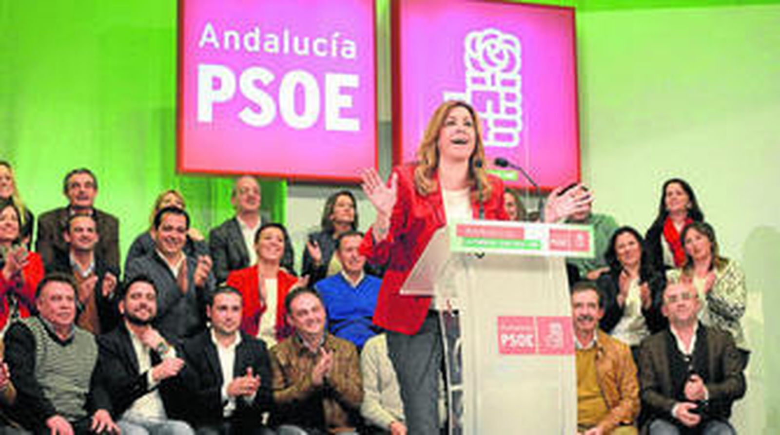 Susana Díaz interviene en el acto celebrado ayer por el PSOE en el Palacio de Congresos de Cádiz. Detrás, algunos de los candidatos socialistas a las alcaldías de la provincia.