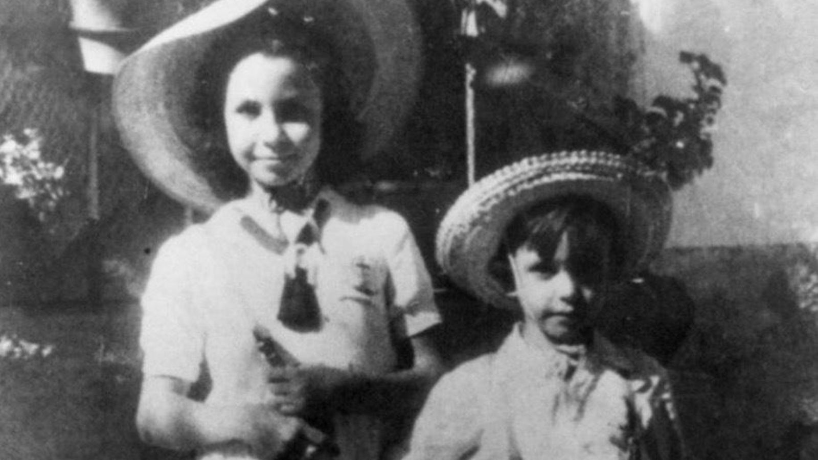 De niña, con su querido hermano José Luis.