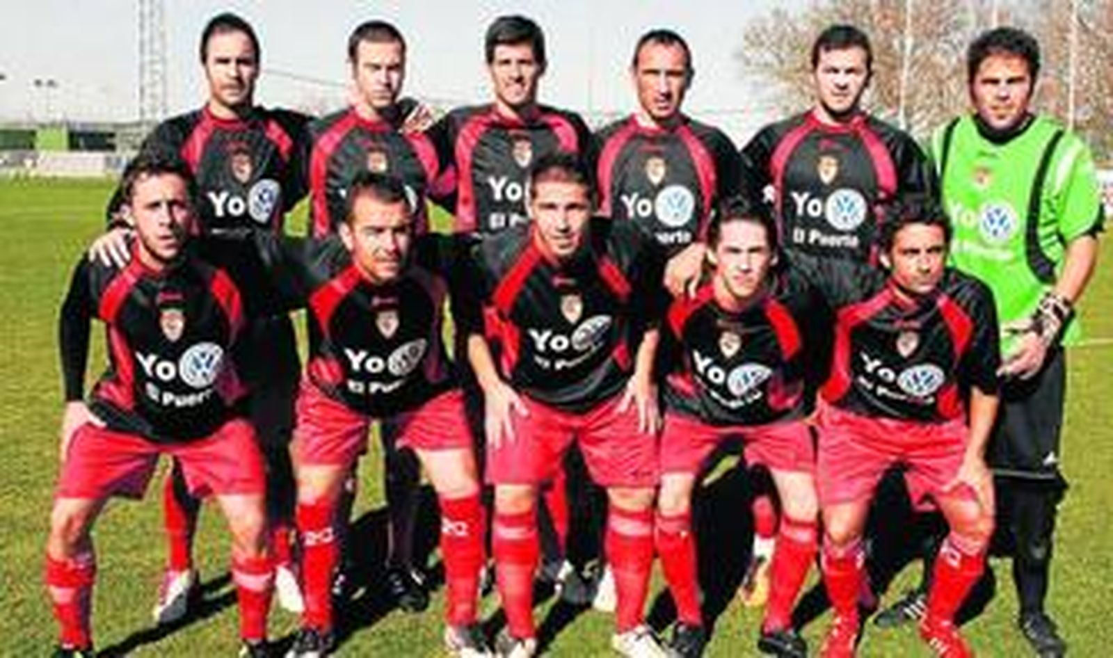 La alineación titular que el Portuense enfrentó al Arcos el pasado domingo en el Antonio Barbadillo posa para los fotógrafos.