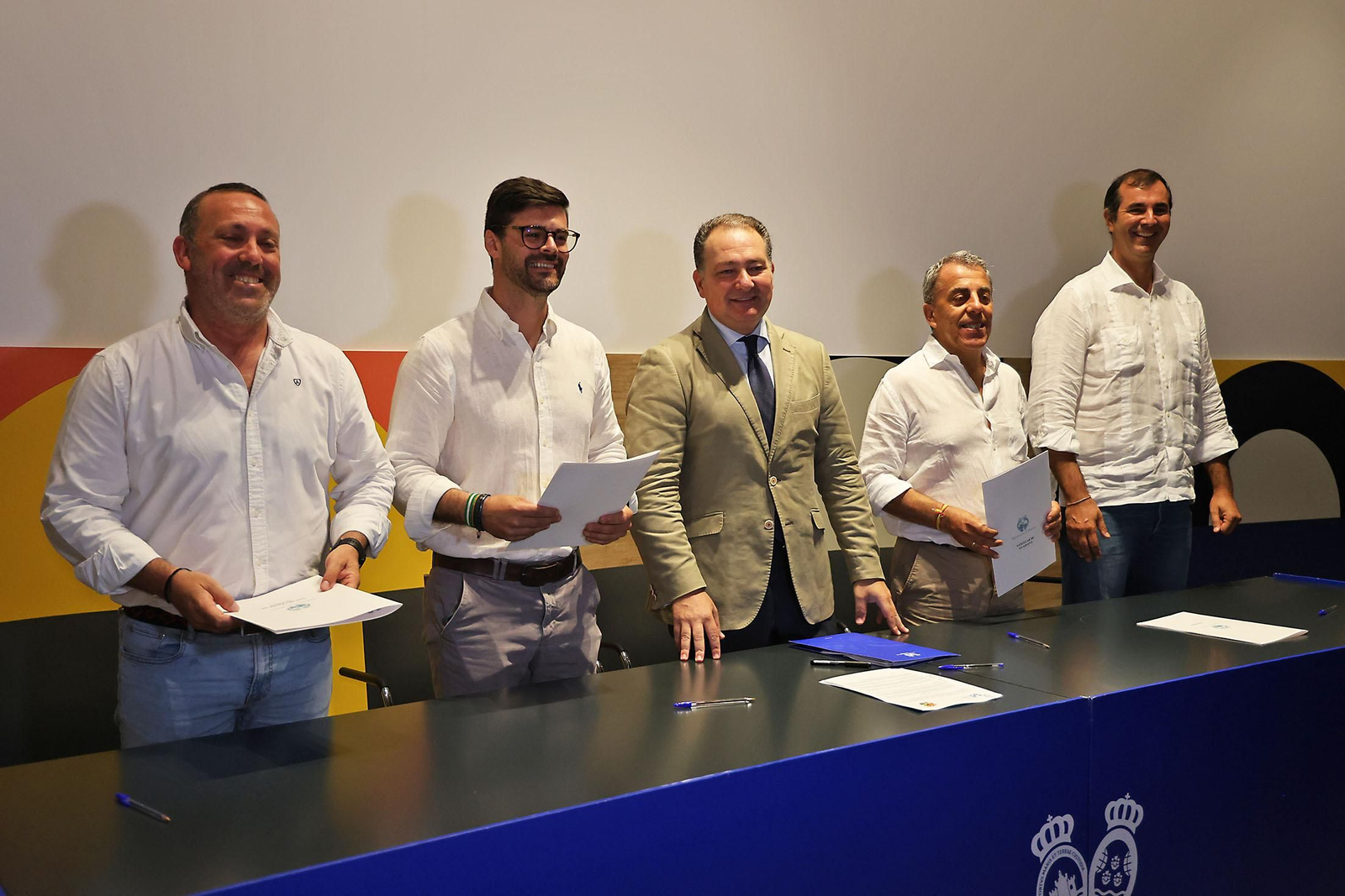 Imágenes de la firma con alcaldes de 34 municipios los convenios del programa 'Tu Diputación Invierte'