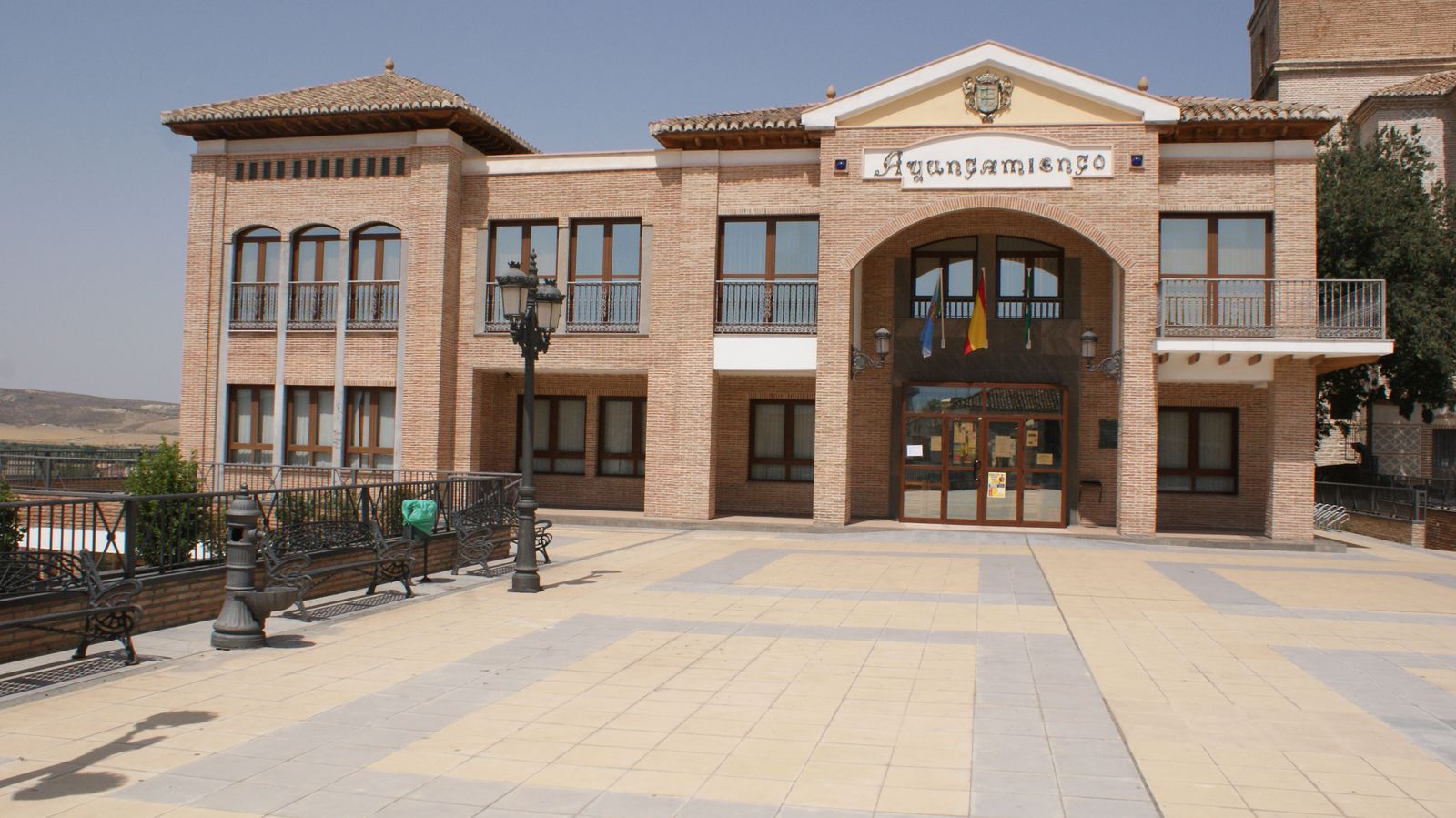 Fachada del Ayuntamiento de Alhendín.