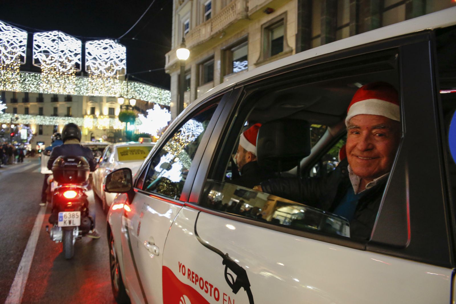 Los taxis que llevan el espíritu de la Navidad a Granada