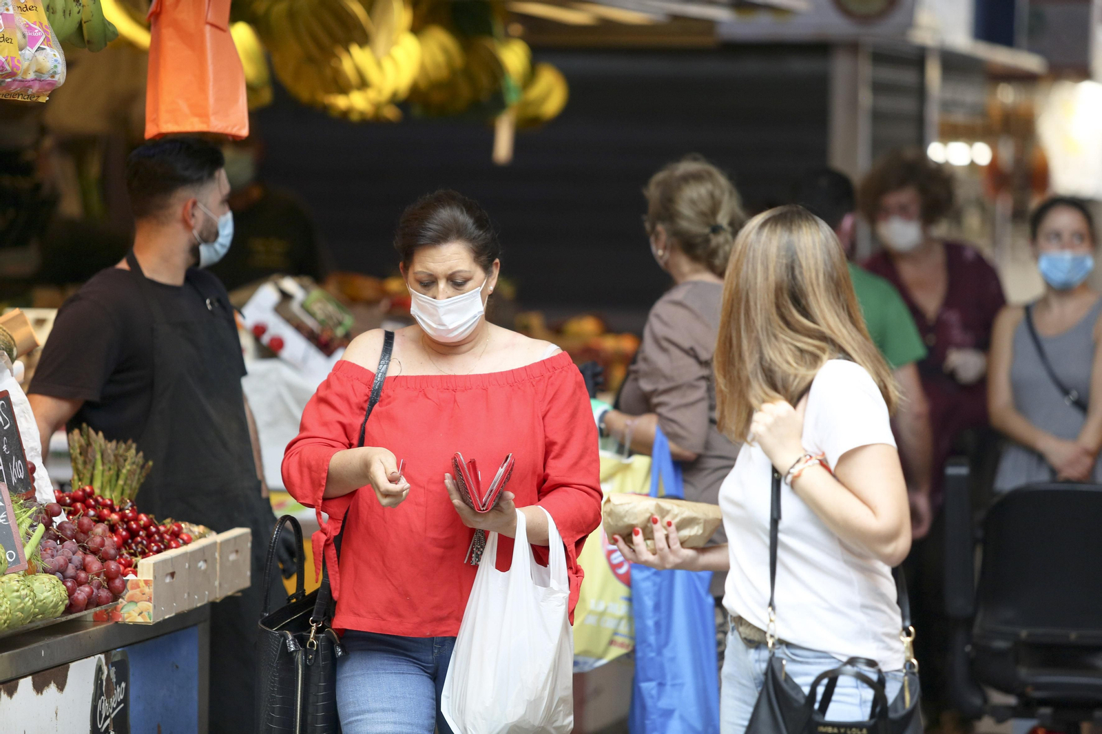 Afluencia de clientes en el mercado de Atarazanas. Afluencia de clientes en el mercado de Atarazanas.