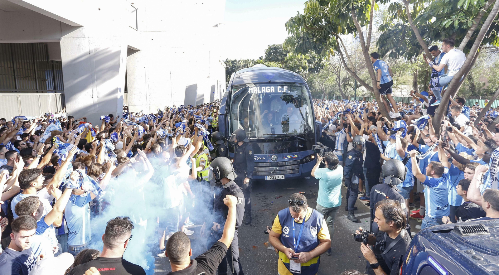 El recibimiento del Málaga C.F. antes de la vuelta contra el Dépor, en fotos