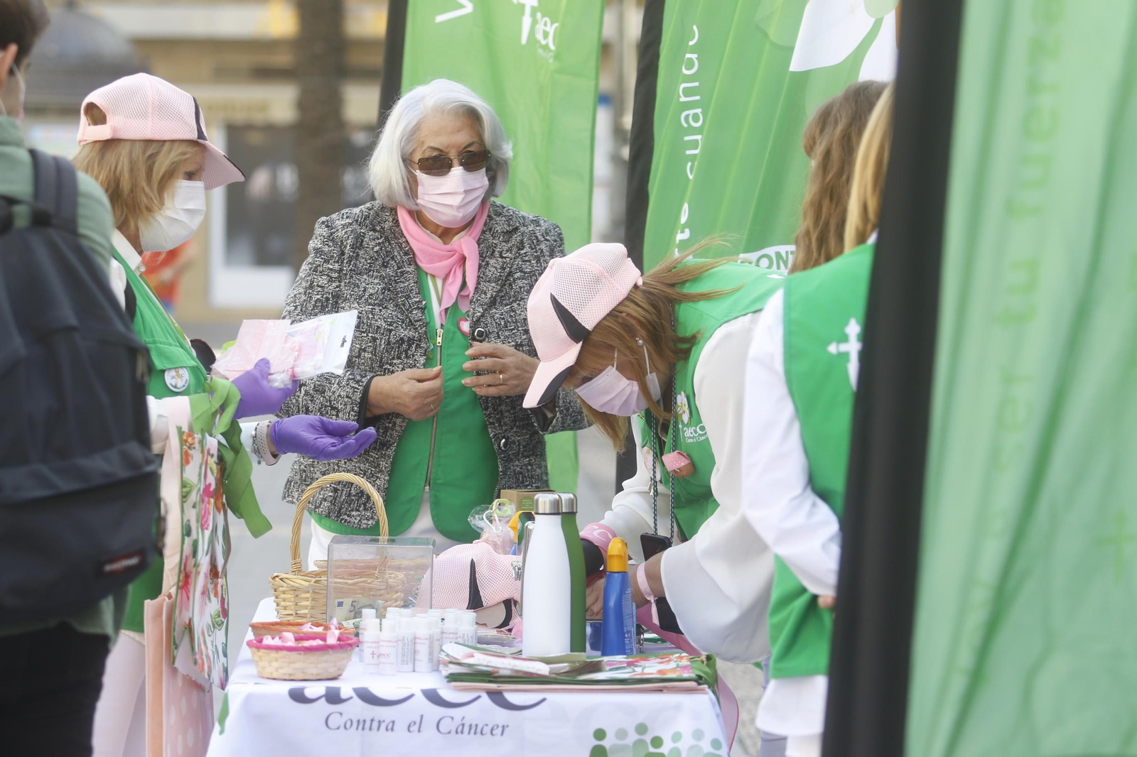 La celebración del Día Contra el Cáncer de Mama en Córdoba, en fotografías
