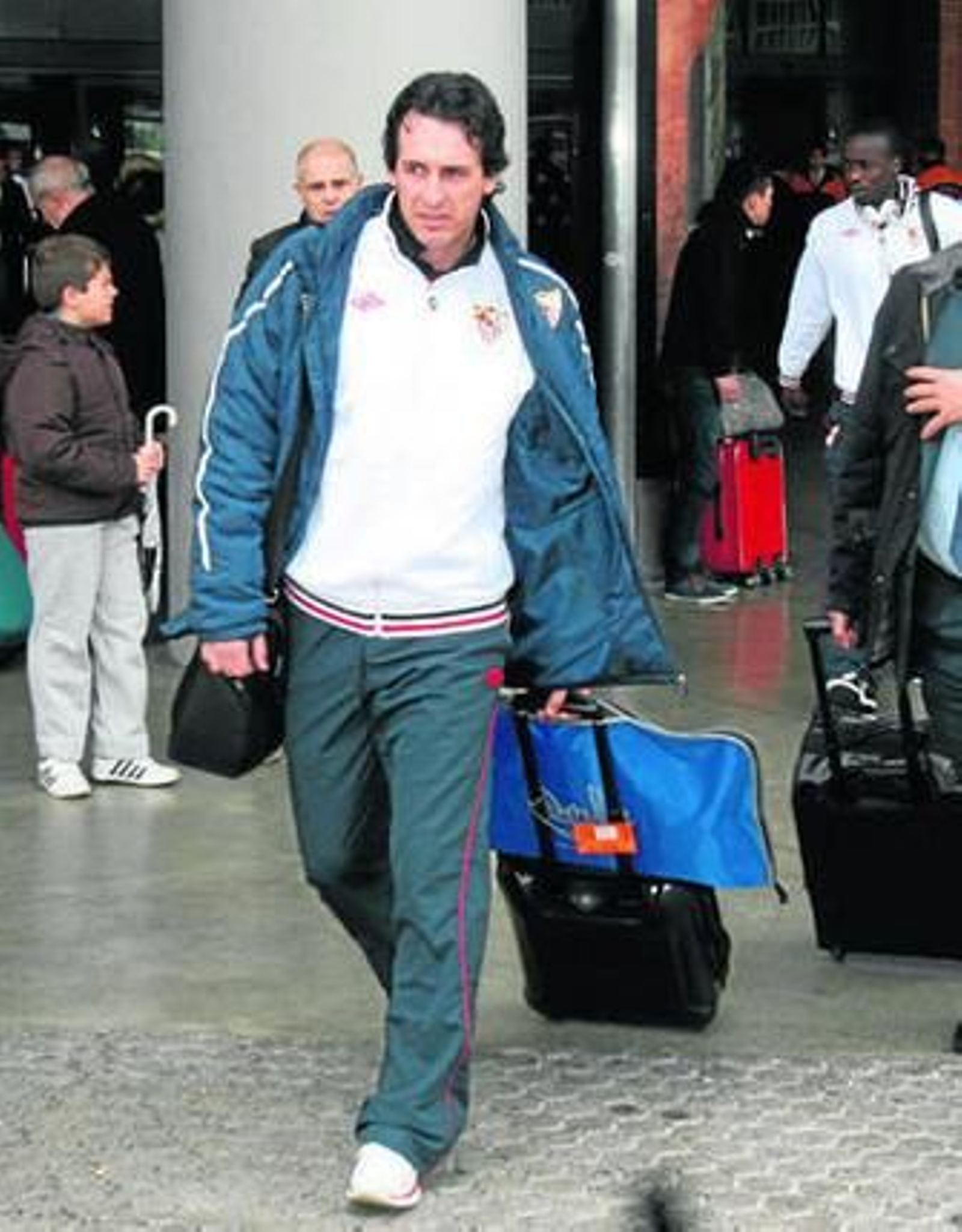 Unai Emery abandona la estación de Santa Justa seguido de Babá.