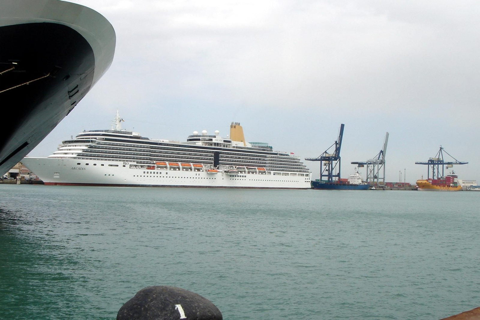 Imagen de archivo del crucero Arcadia durante una de sus escalas en el puerto de Cádiz