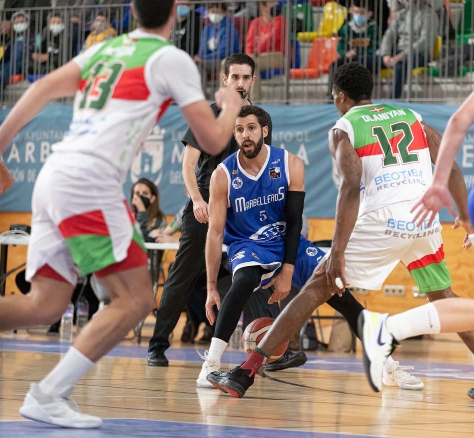 Adri Fuentes bota el balón.