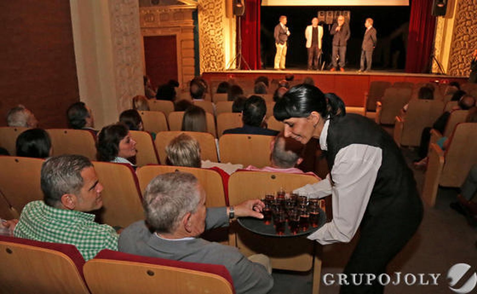 Una camarera porta una bandeja de copas de palo cortado para los asistentes. 

Foto: Miguel Angel Gonzalez