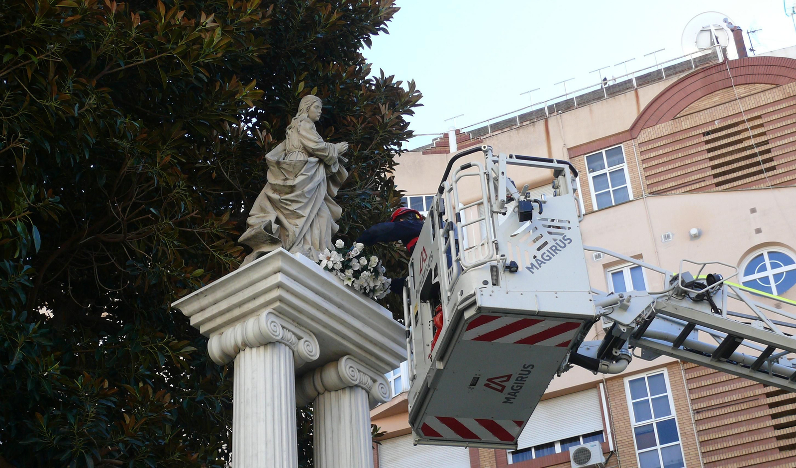 Momento en el que los Bomberos colocan la ofrenda de flores.