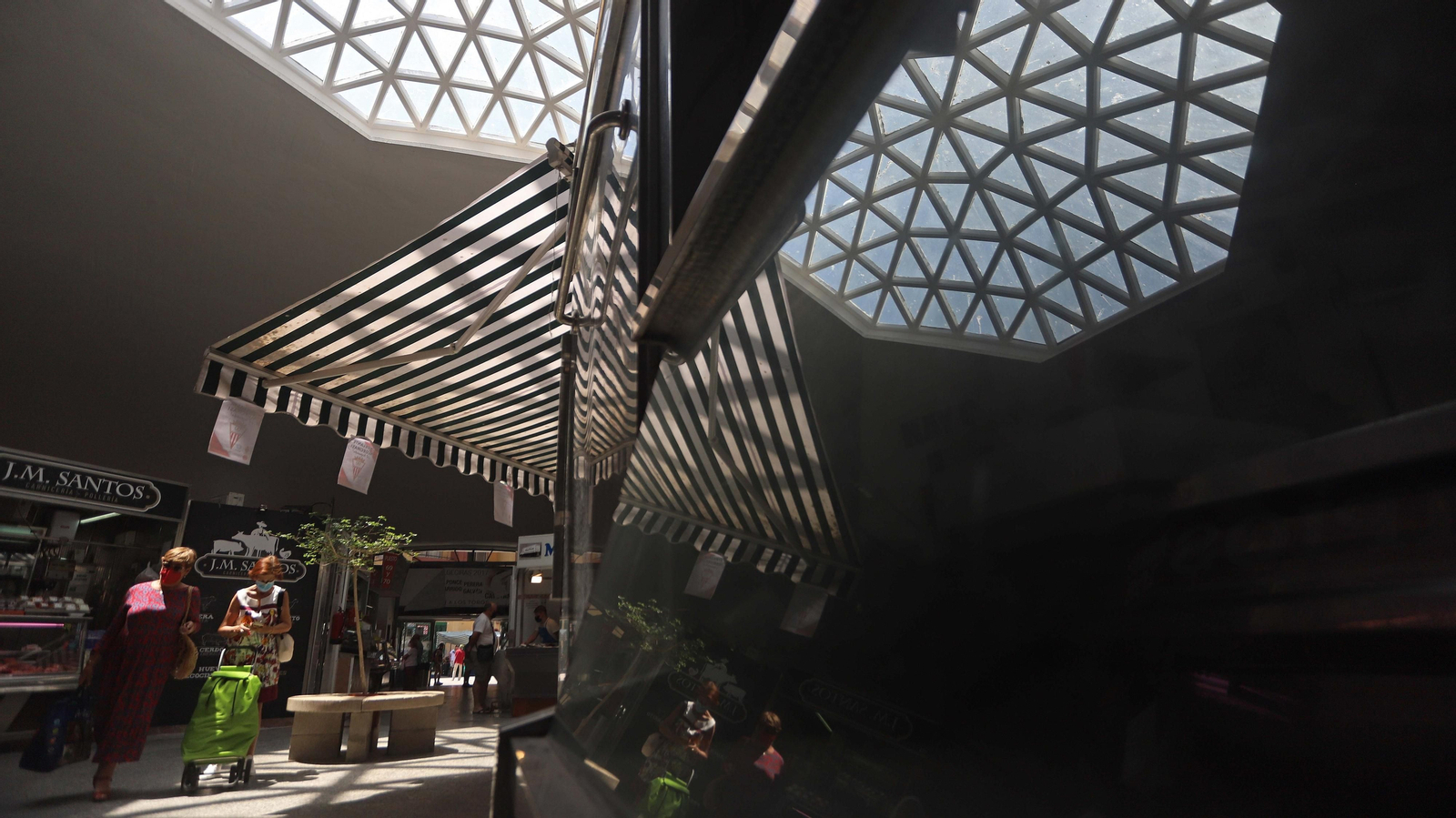 Varias personas hacen sus compras en el mercado Ingeniero Torroja de Algeciras.