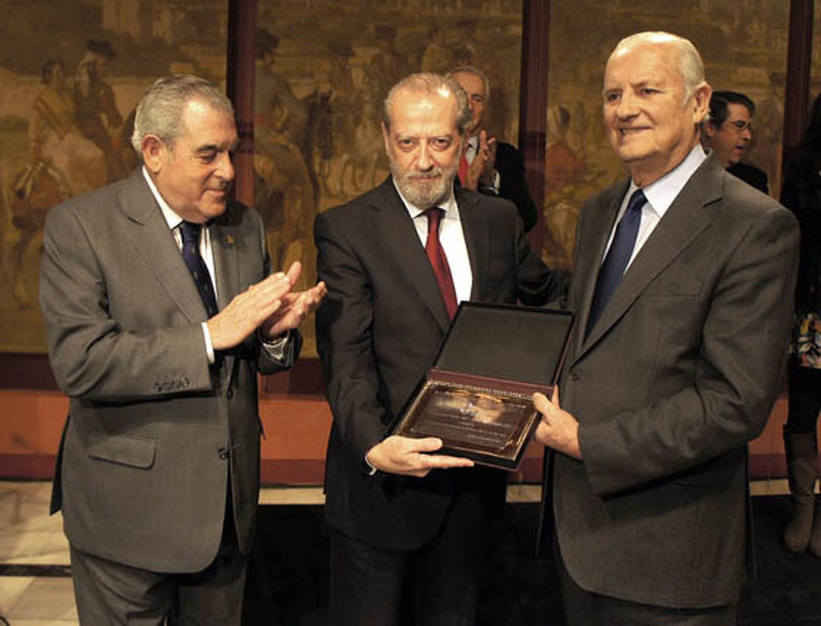 Antonio Távora, presidente de ASET; Fernando Rodríguez Villalobos, presidente de la Diputación de Sevilla, y el ex alcalde de Sevilla Luis Uruñuela.  Foto: Victoria Ramírez