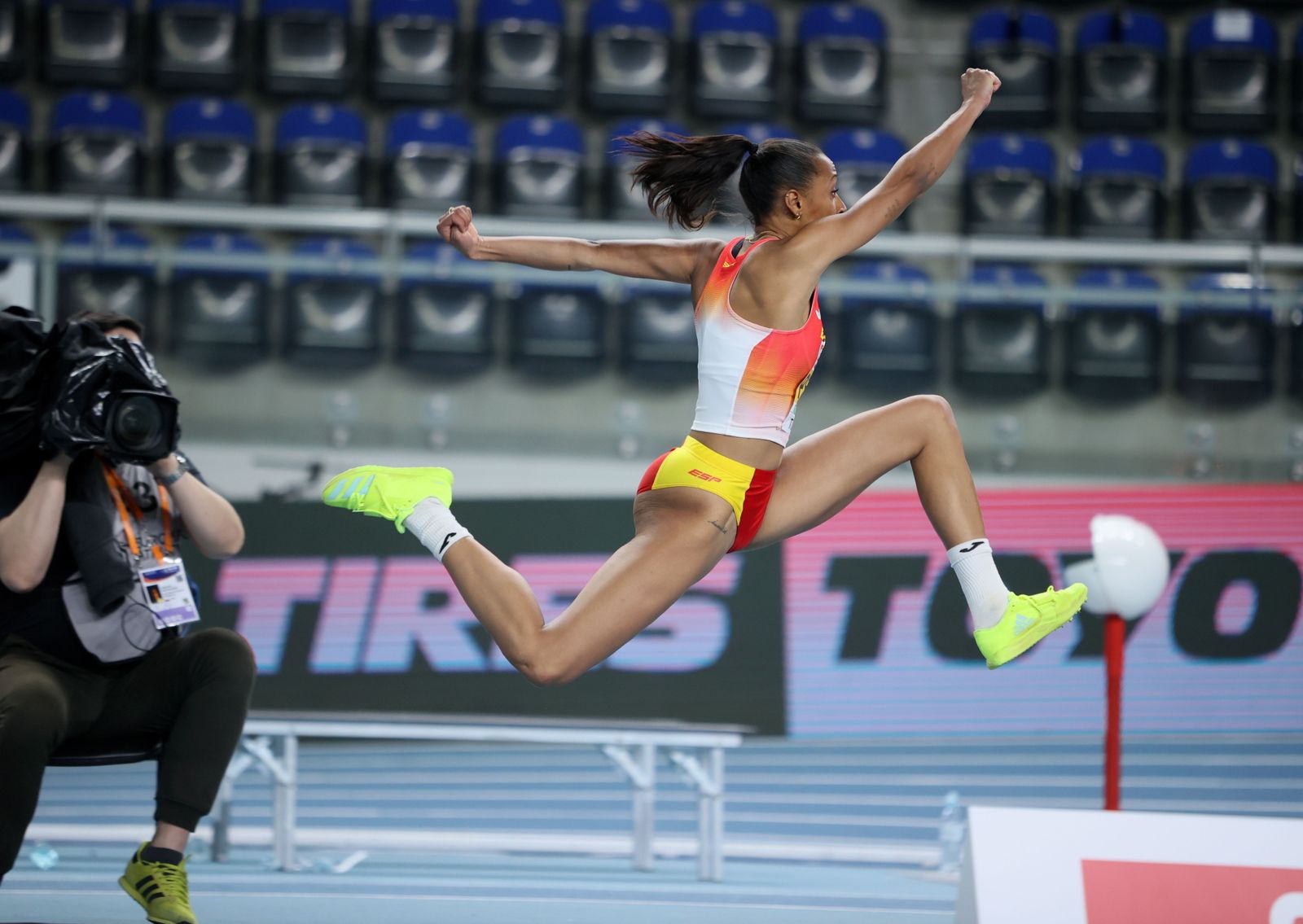 Ana Peleteiro, en uno de sus saltos en los campeonatos celebrados en Torun.