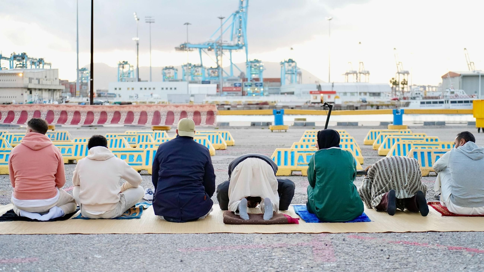Musulmanes, durante el rezo en el Llano Amarillo de Algeciras.
