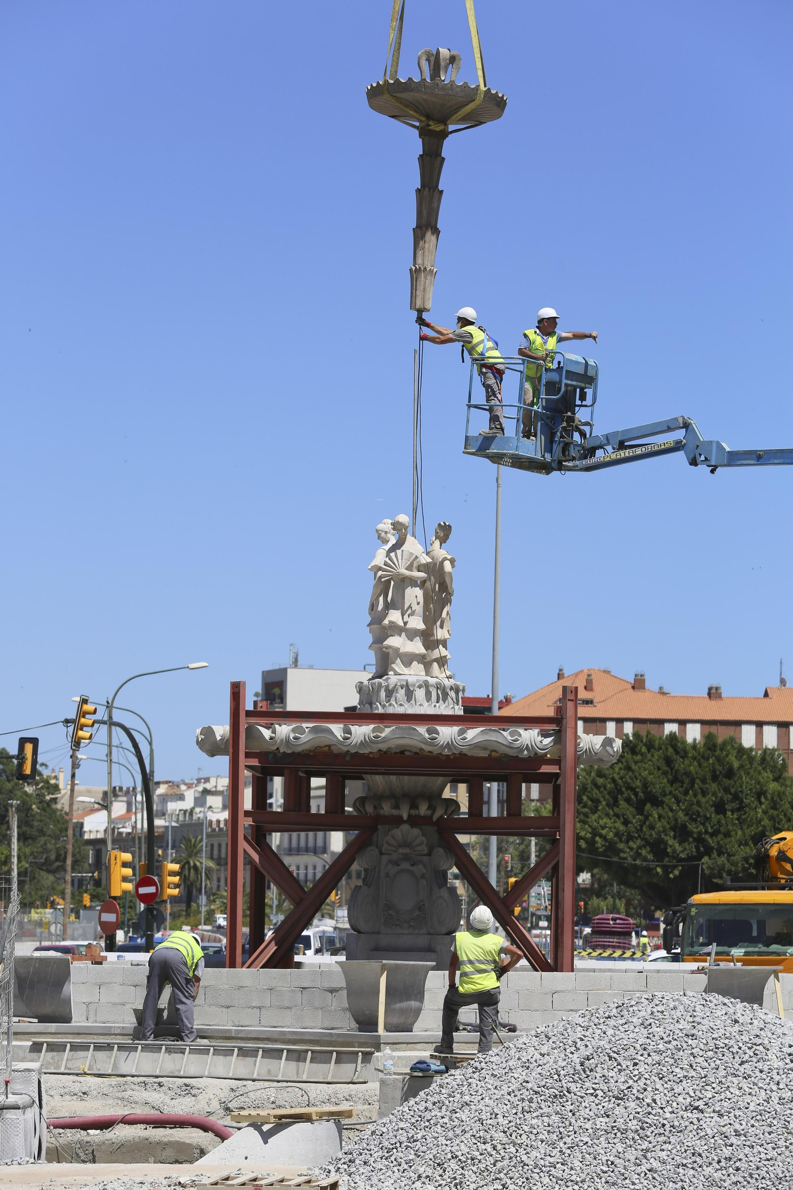 Fotos de la fuente de las Tres Gitanillas, que ya luce en la Avenida de Andalucía de Málaga