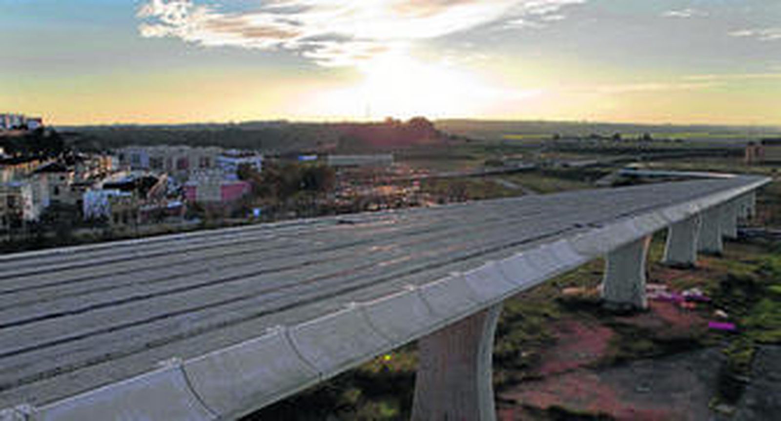 La plataforma por la que debería discurrir el tranvía de Alcalá de Guadaíra, una obra paralizada.