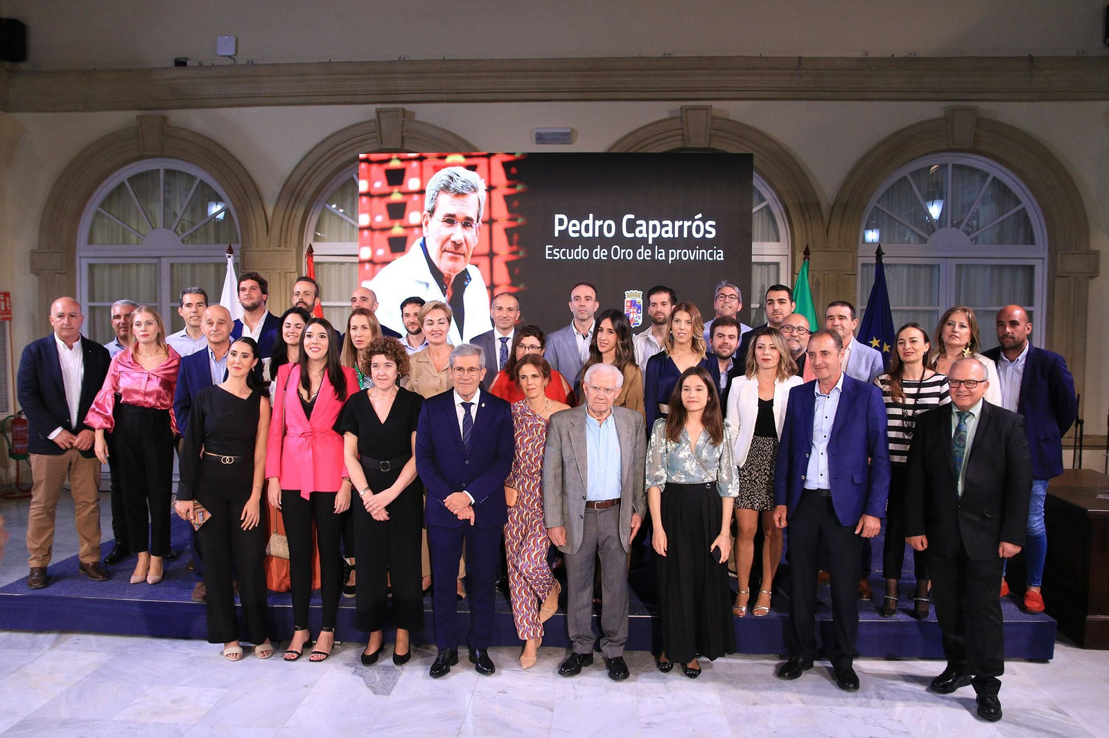 La diputación impone el Escudo de la Provincia a Pedro Caparrós