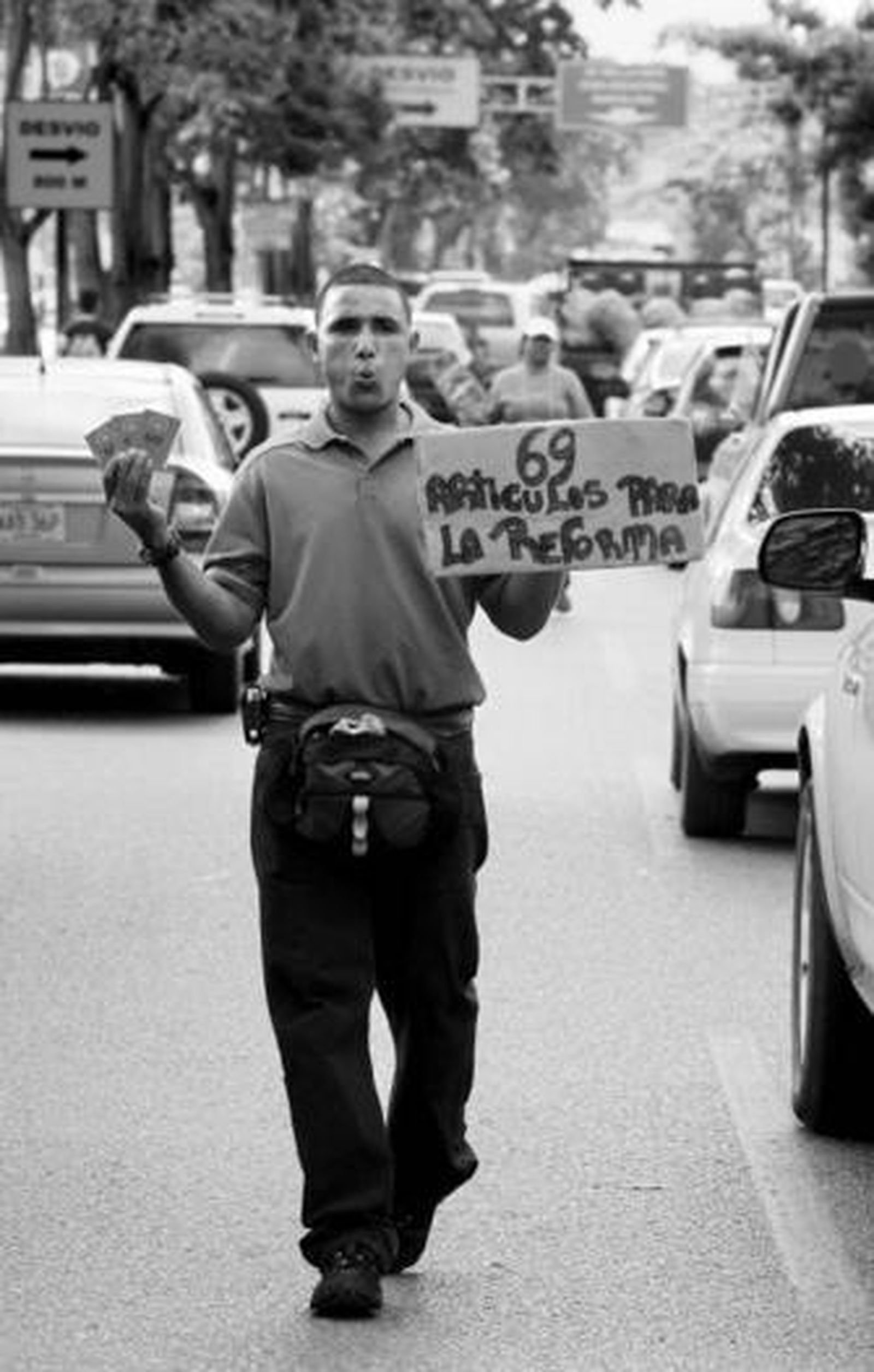 Un vendedor ofrece copias de los artículos modificados en Maturin.