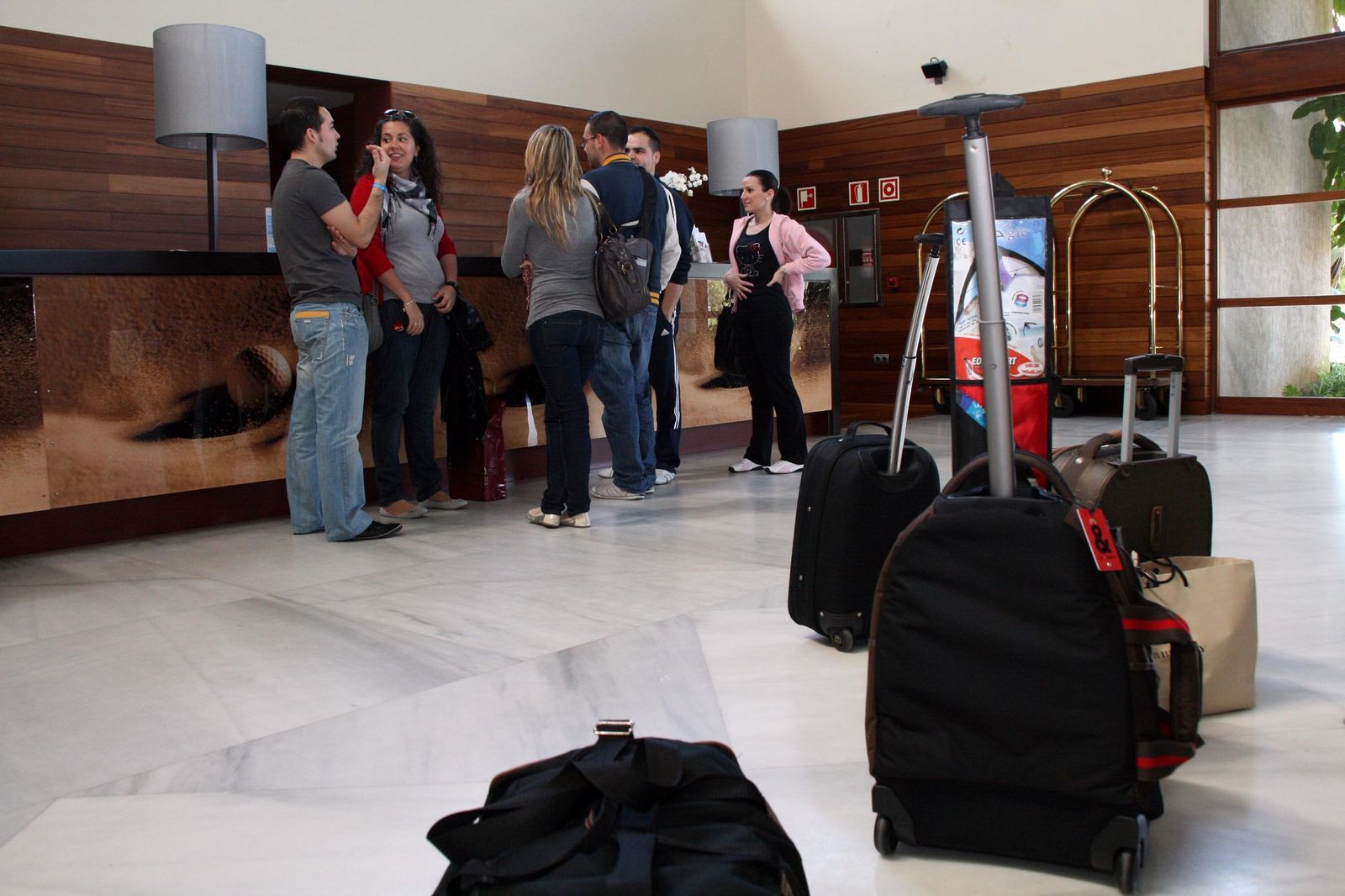Un grupo de turistas en la entrada de un establecimiento hotelero de Huelva.