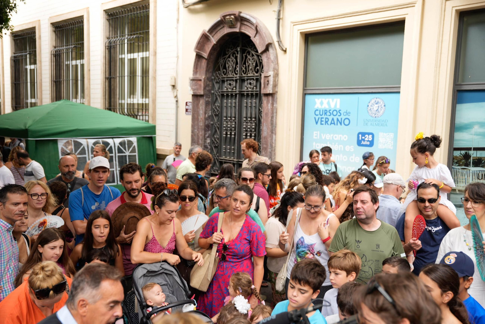 Las mejores imágenes del espectáculo de magia en la calle de la Feria de Almería