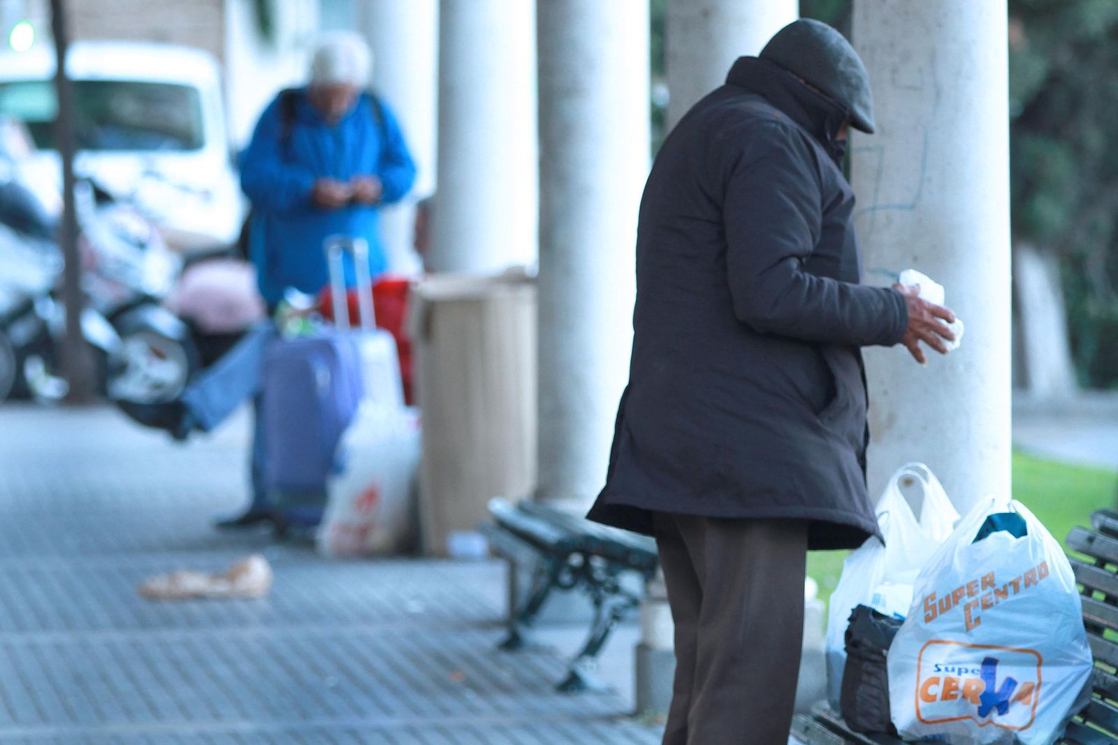 Personas sin hogar en una zona verde de Cádiz, en una imagen de archivo.