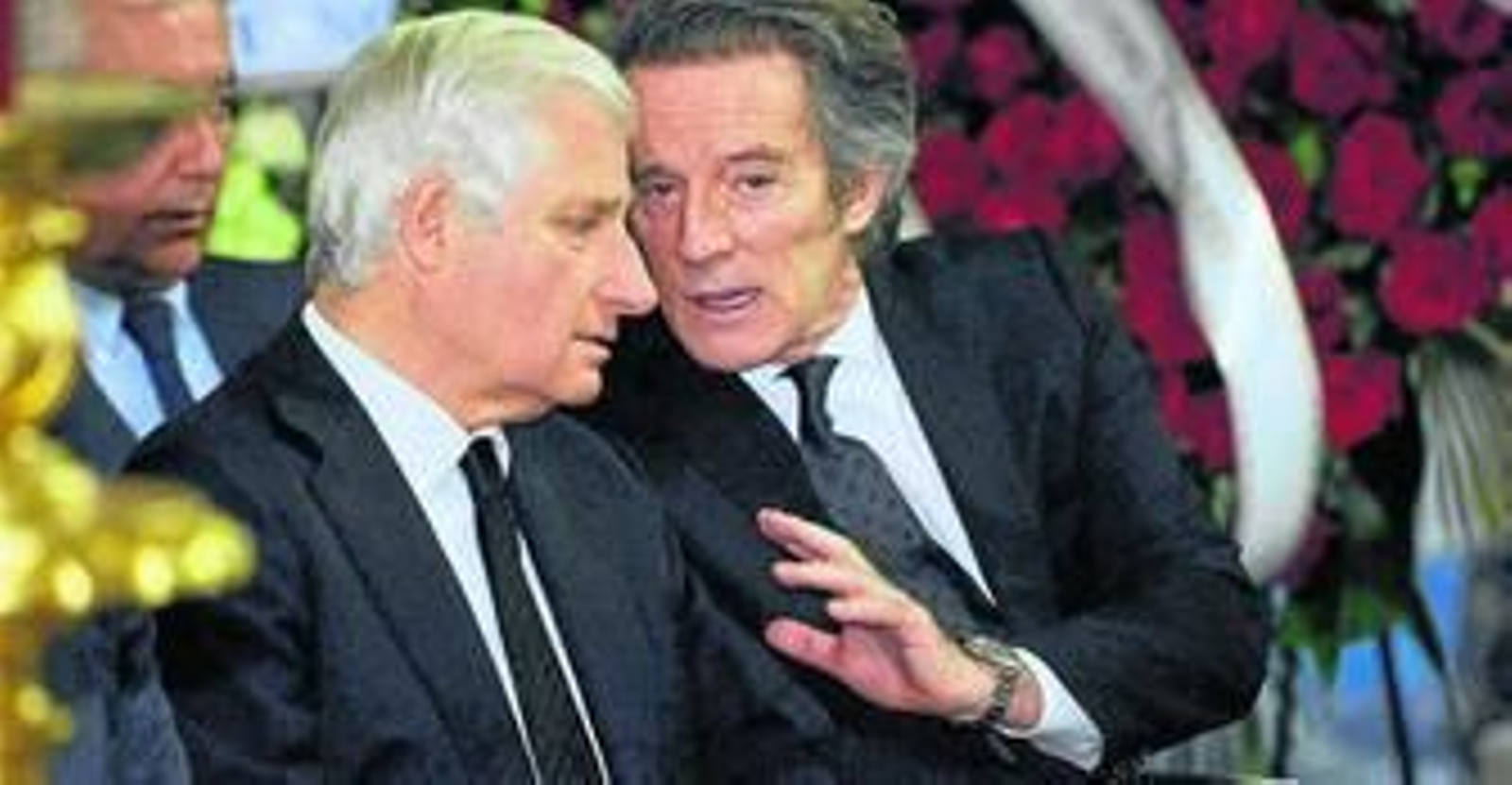 El viudo de Cayetana de Alba y el primogénito de ésta, Carlos Fitz-James, durante el funeral de la duquesa.