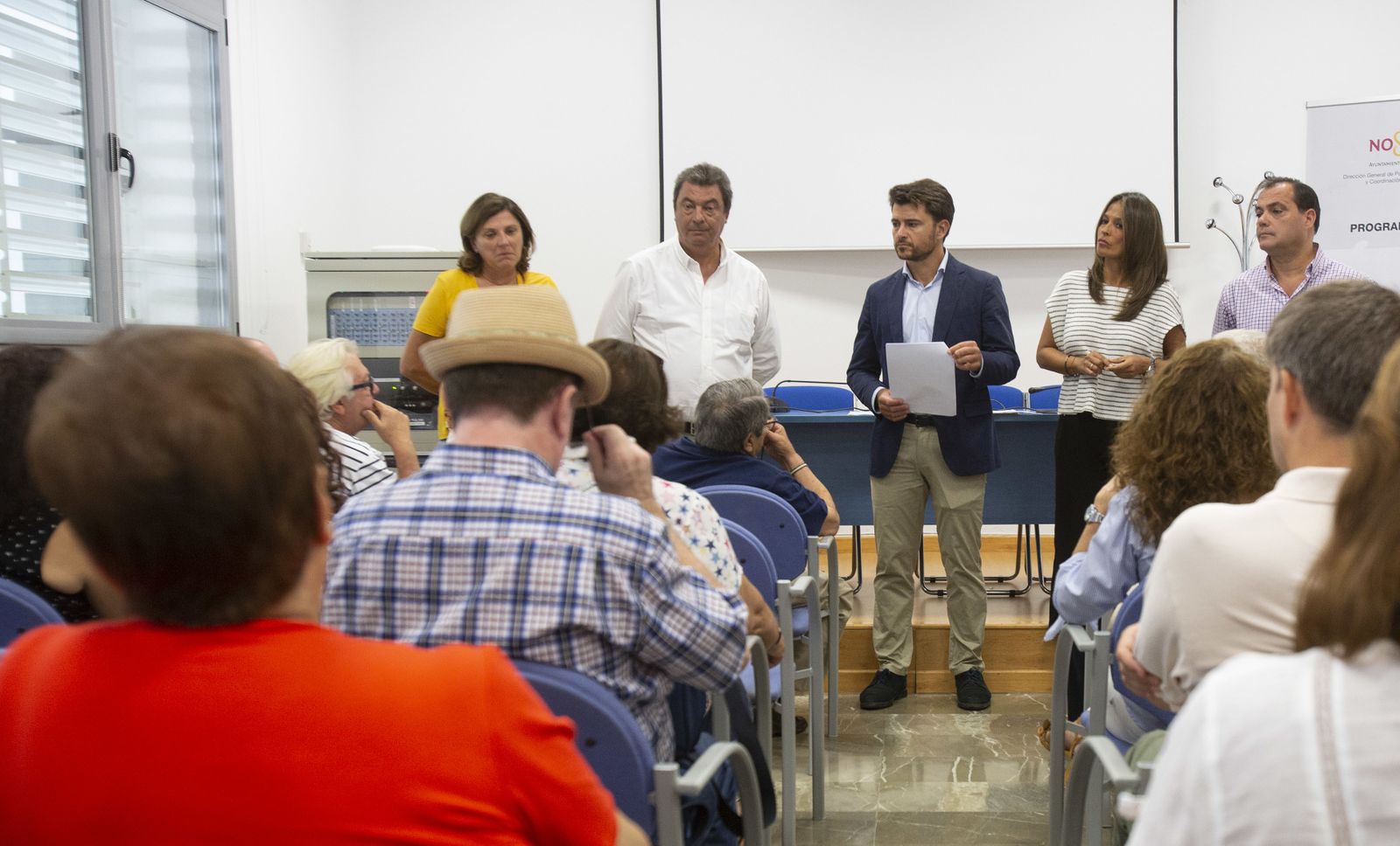 Beltrán Pérez y otros ediles del PP reunidos este jueves con vecinos de la Macarena.