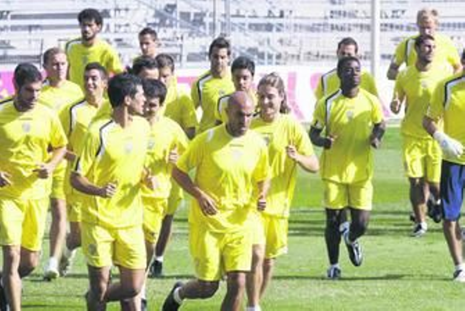 Raúl López, en primer término, durante un entrenamiento del Cádiz en el Ramón de Carranza.
