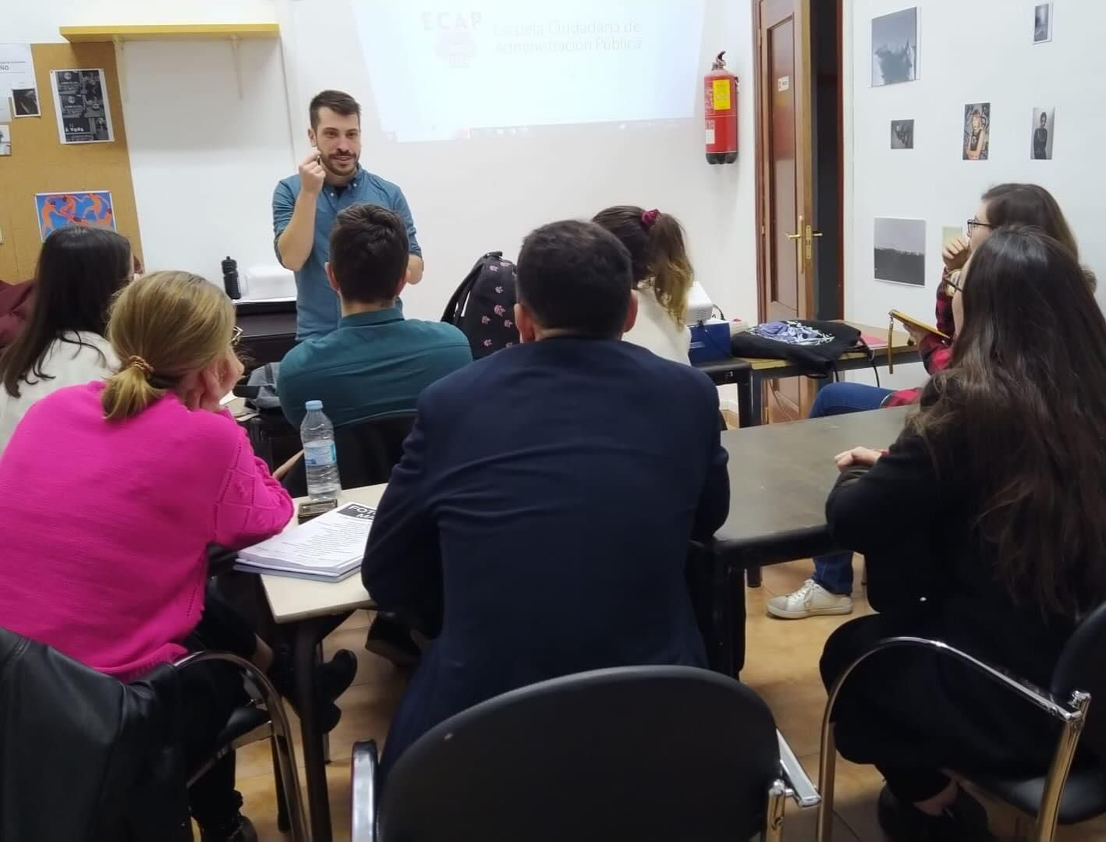 La ECAP surge como una iniciativa para democratizar el acceso a la preparación de oposiciones, ofreciendo clases y temarios gratuitos.