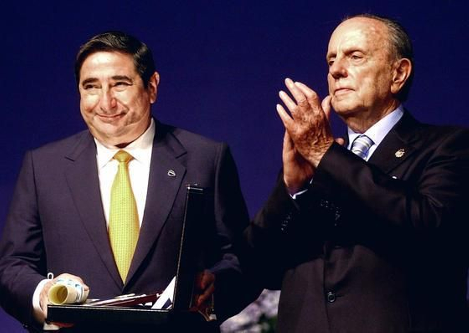 Manuel Fraga aplaude tras hacer entrega a Augusto César Lendoiro, presidente del consejo de administración del Real Club Deportivo, la Medalla de oro de Galicia 2002. / EFE