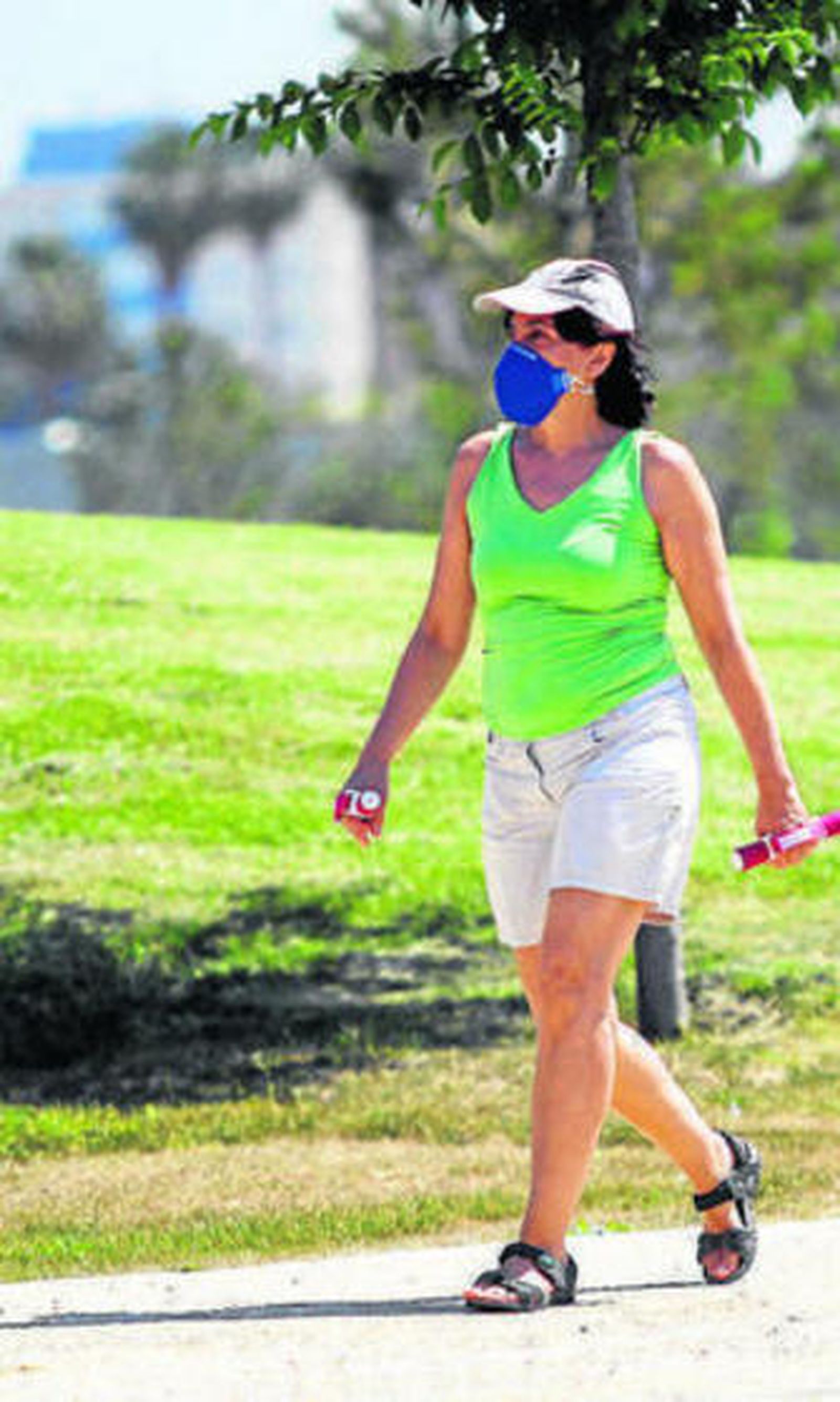 El uso de mascarillas se aconseja a los alérgicos para caminar por parques.
