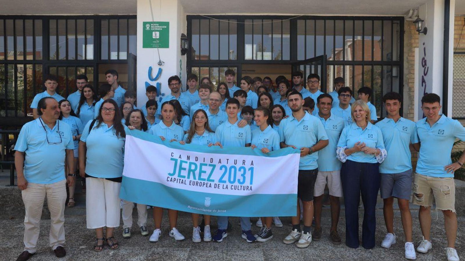 Los músicos de la Orqyes Beigbeder posan con la alcaldesa y el delegado de Cultura.