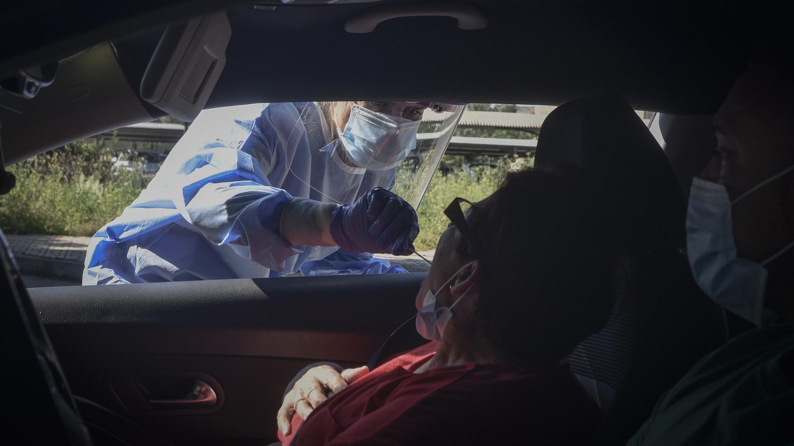 Una enfermera toma muestras a una posible afectada en el autocovid.