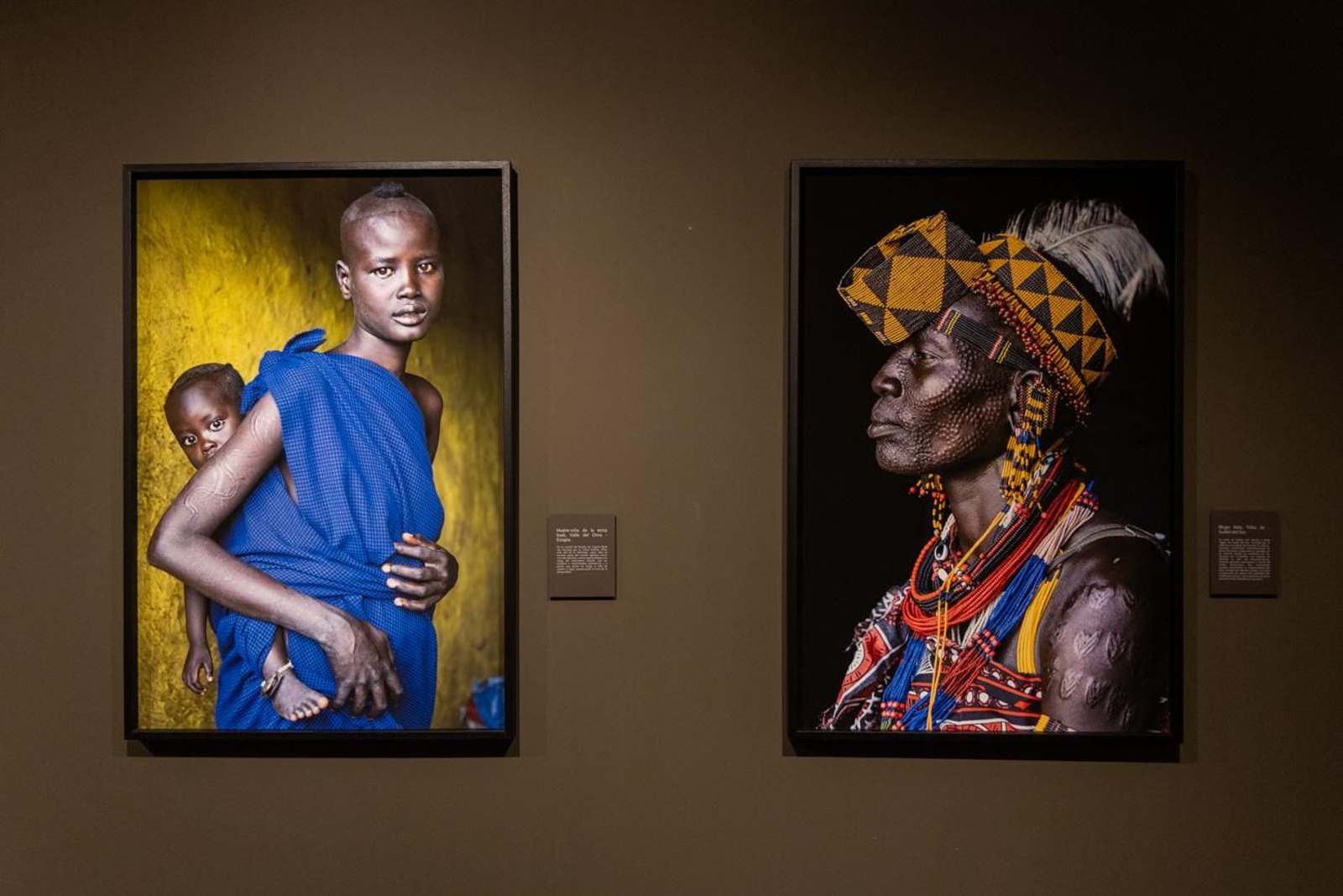 Las impactantes imágenes de esta colección de Katy Gómez dejan al público con muchas dudas sobre cómo hemos llegado a vivir así.