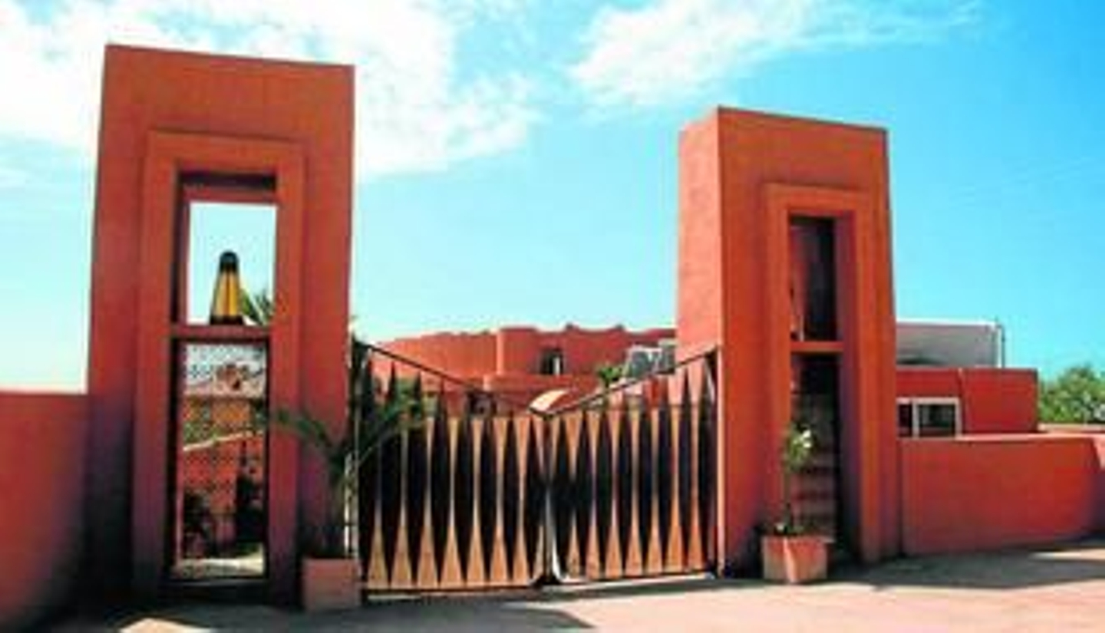 Entrada del hotel Zahora Riad, situado en el camino de la Aceitera, en Barbate.