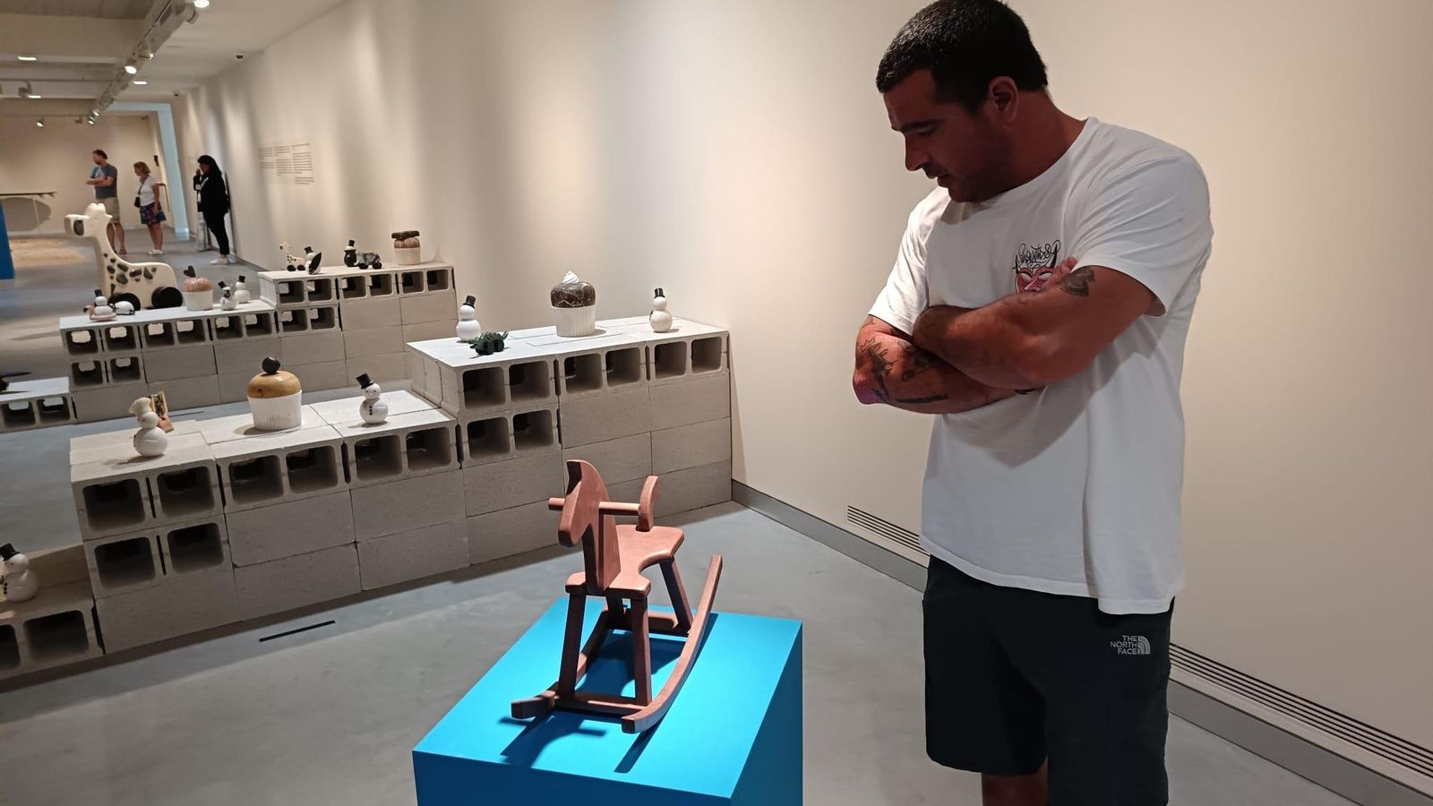 Caballito esculpido en piedra, junto a su serie de muñecos de nieve.