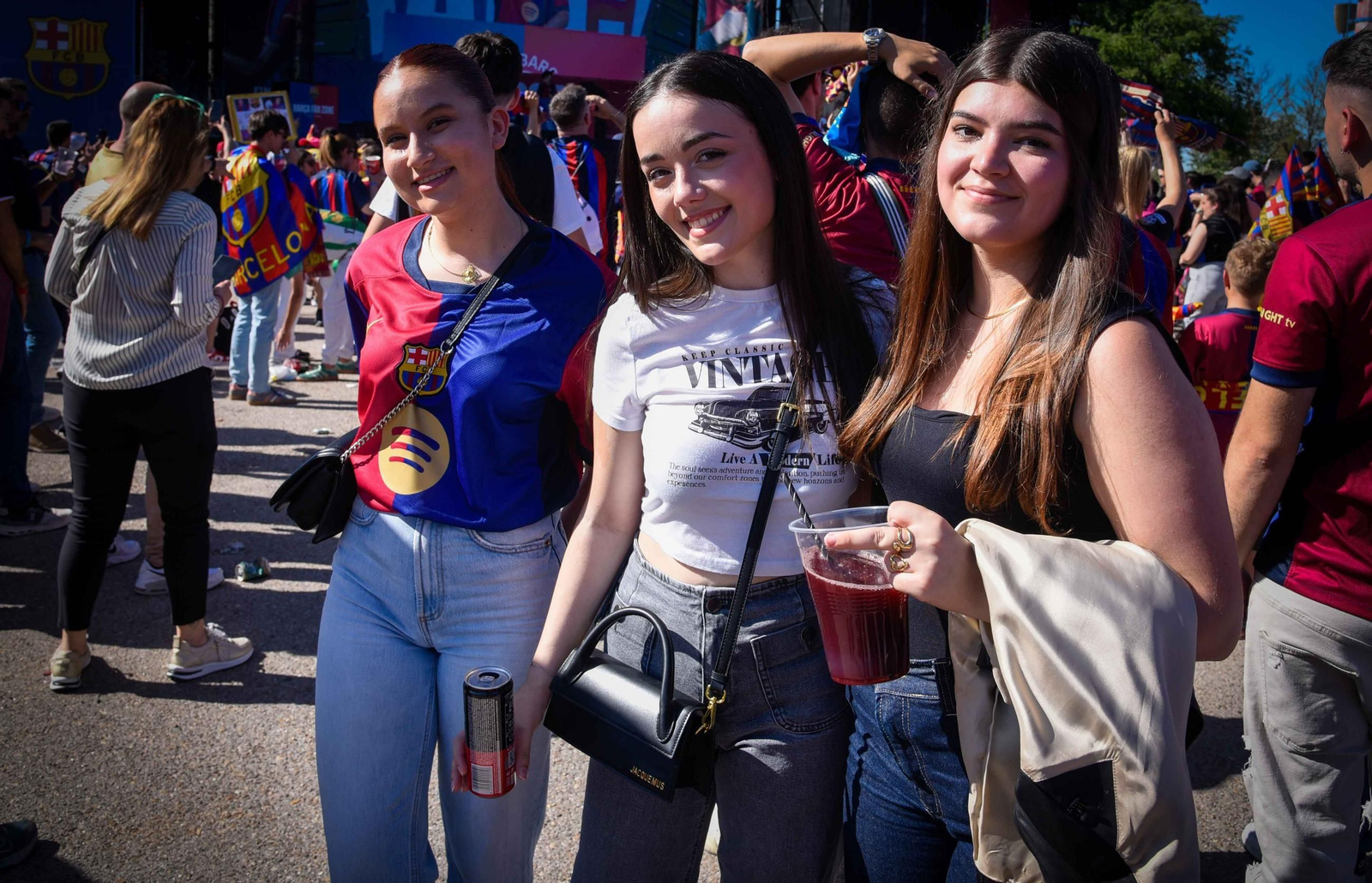 Ambiente en la Fan Zone del Barcelona